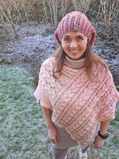 Häkelanleitung für einen Poncho im Zopfmuster "Trenzas"