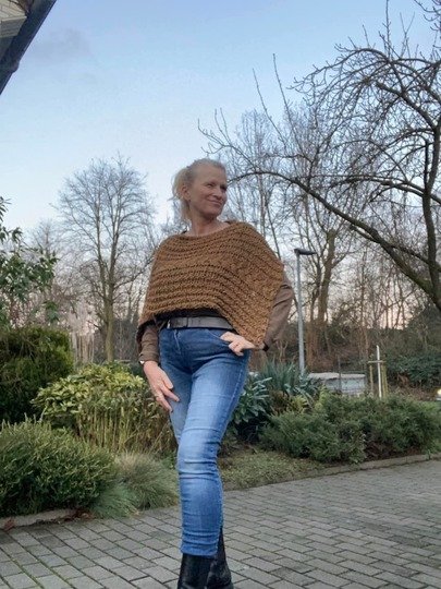 Häkelanleitung für einen Poncho im Zopfmuster "Trenzas"