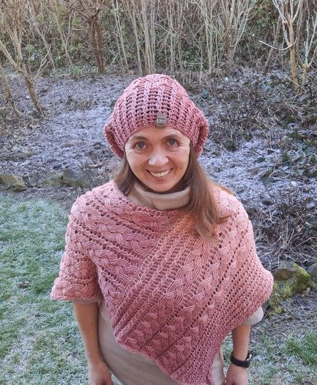 Häkelanleitung für einen Poncho im Zopfmuster "Trenzas"