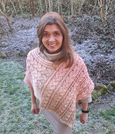 Häkelanleitung für einen Poncho im Zopfmuster "Trenzas"