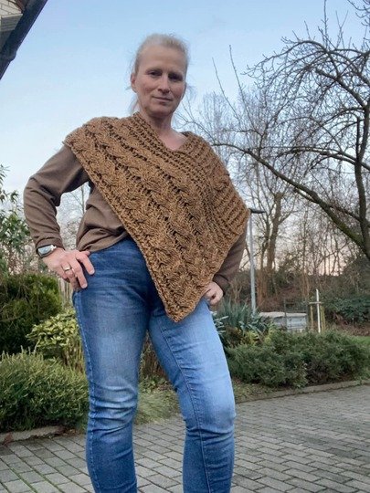 Häkelanleitung für einen Poncho im Zopfmuster "Trenzas"