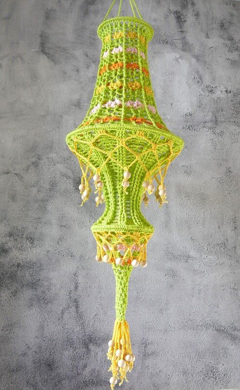Gehäkelter Boho-Lampion in Gelb und Grün mit Perlenfransen