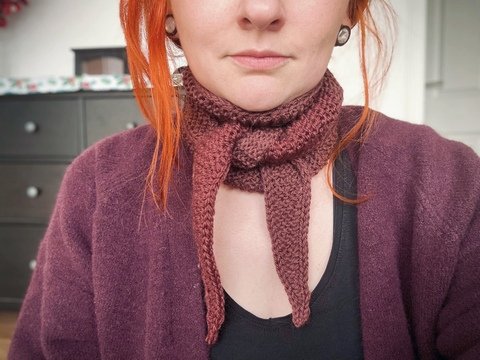 Minimalistischer Schal mit mehreren Bindeweisen