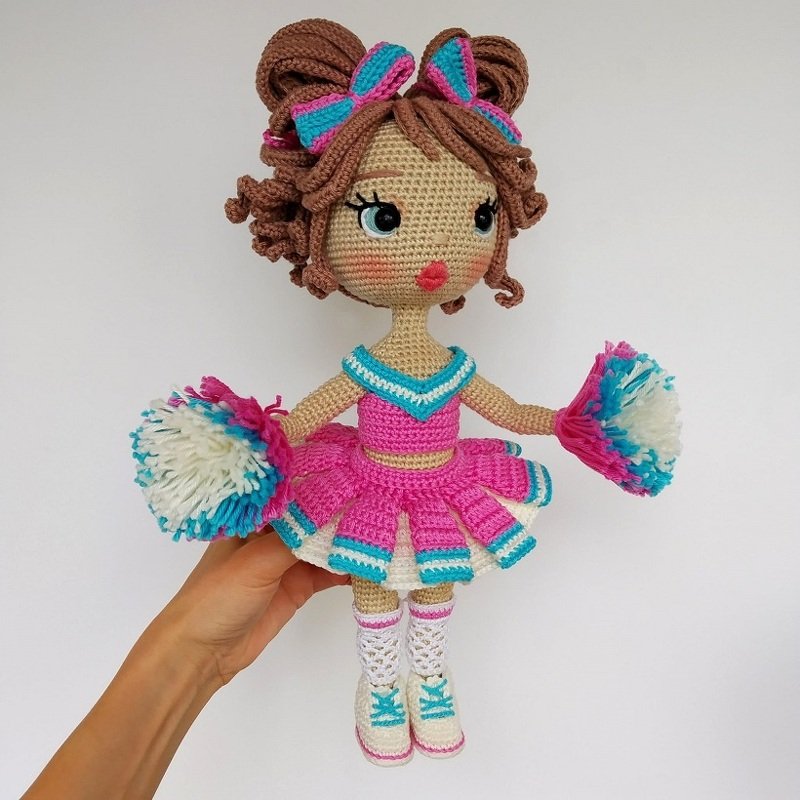 Amigurumi-Musterpuppe Astrid im Cheerleader-Outfit, gehäkelte Astrid-Puppe - Bild 4