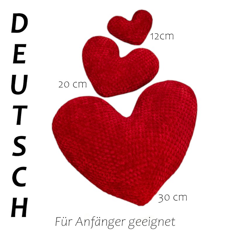 Drei rote gehäkelte Herzen (12 cm, 20 cm, 30 cm) gestapelt auf weißem Hintergrund.