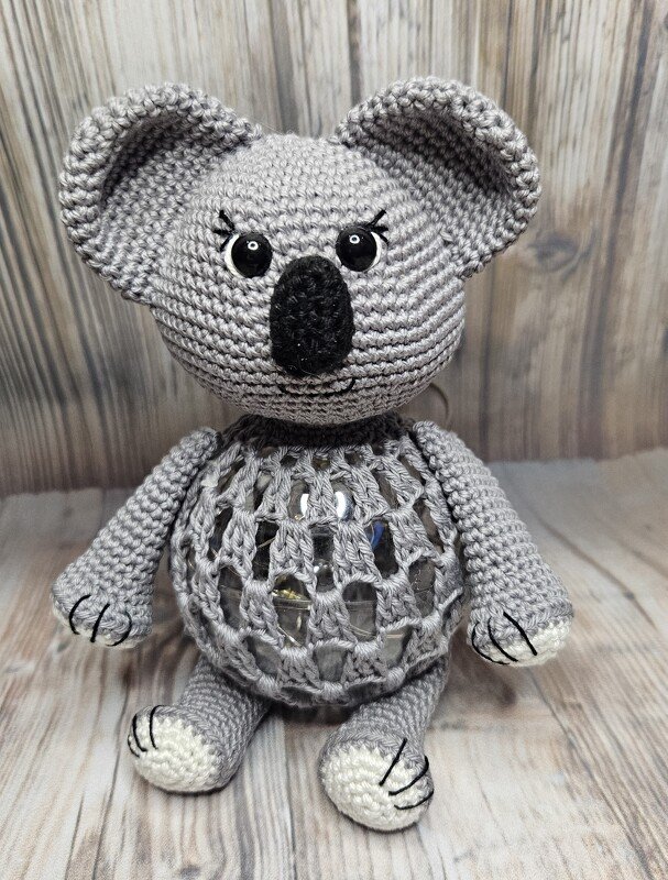 Gehäkelter grauer Amigurumi-Koala mit Netzbauch und sichtbaren Perlen