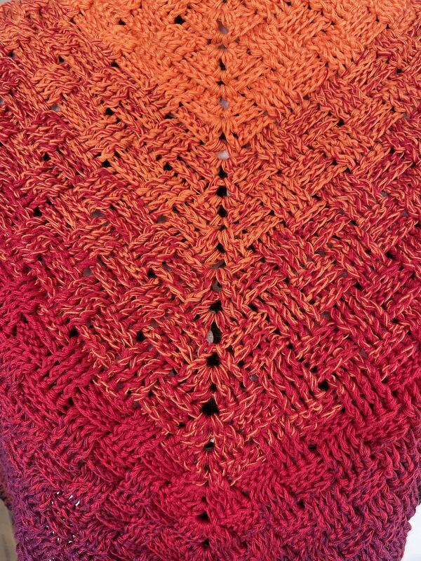 Gehäkeltes Dreieckstuch in Orange-Rot mit Zickzack-Muster und offenen Maschenreihen