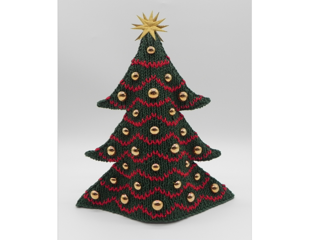 Gestrickter Weihnachtsbaum in Grün mit roten Streifen und goldenen Perlen, gekrönt von einem goldenen Stern