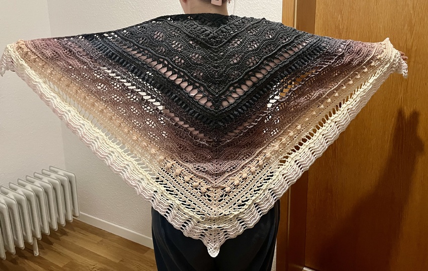 Crochet Pattern Triangular Shawl “Lorien” – with Crochet Chart