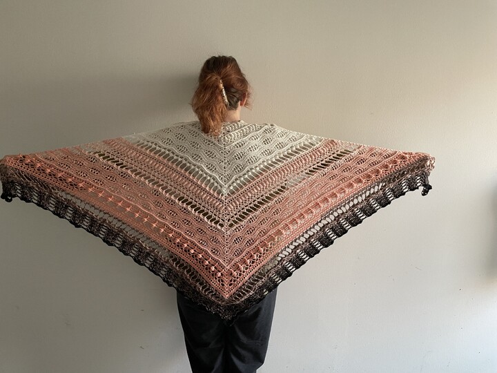 Crochet Pattern Triangular Shawl “Lorien” – with Crochet Chart