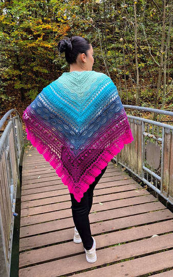 Crochet Pattern Triangular Shawl “Lorien” – with Crochet Chart