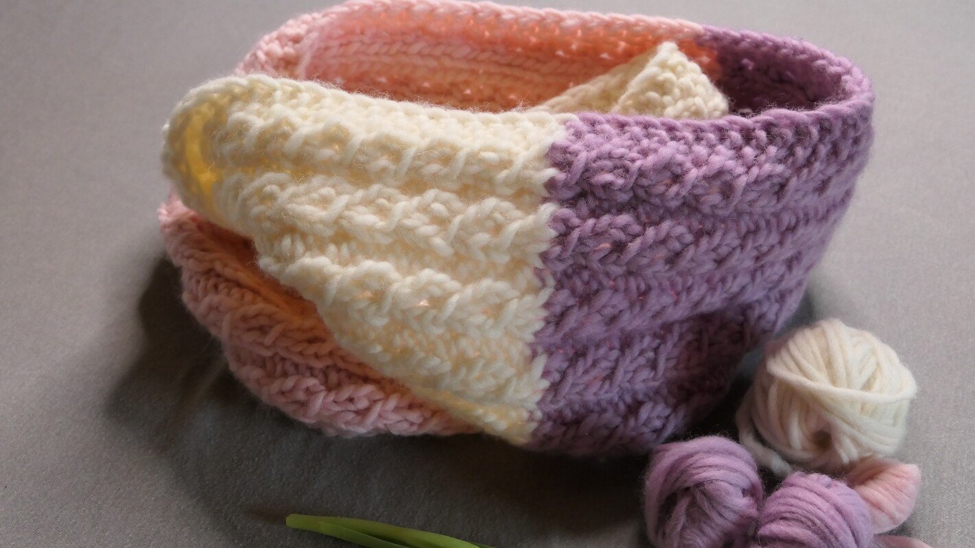 Strickanleitung für den kuschligen Loopschal Röschen in drei Pastelltönen