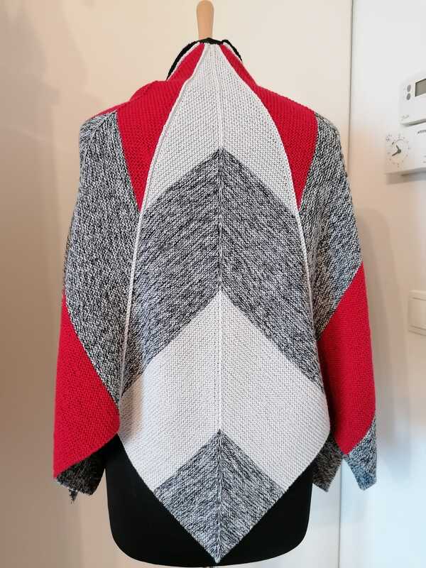 Gestricktes halbrundes Tuch, Rückansicht auf Schaufensterpuppe mit roten, hellgrauen und dunkelgrau-melierten Chevron-Pfeilen