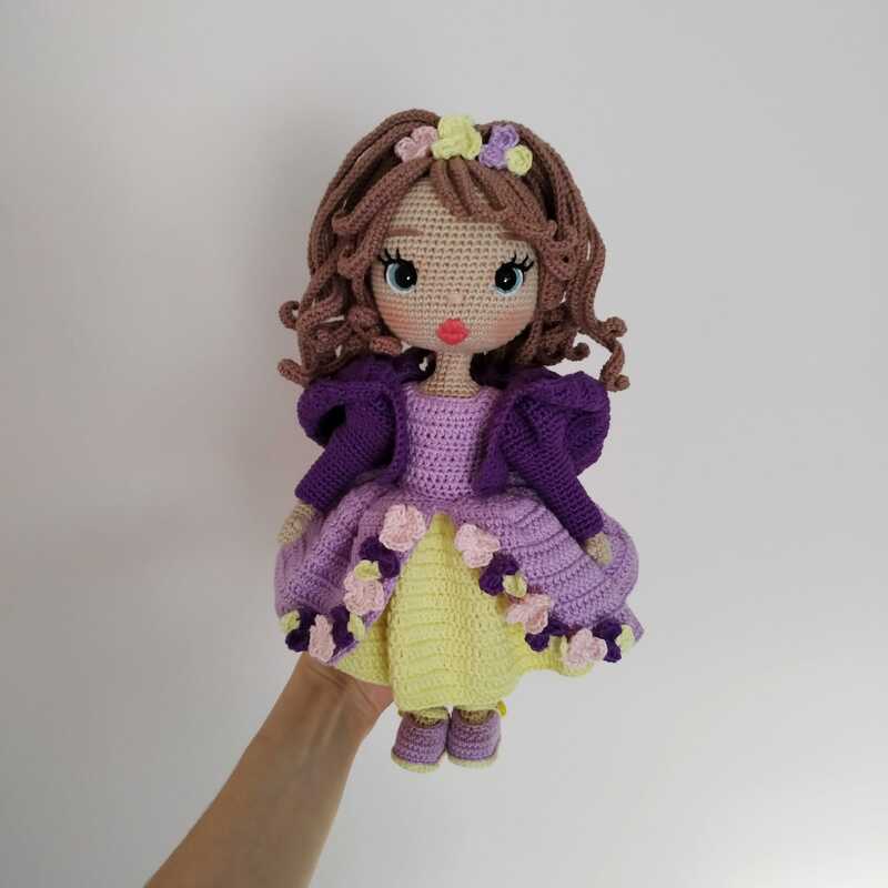 Crochet Astrid doll in princess outfit - Image 4