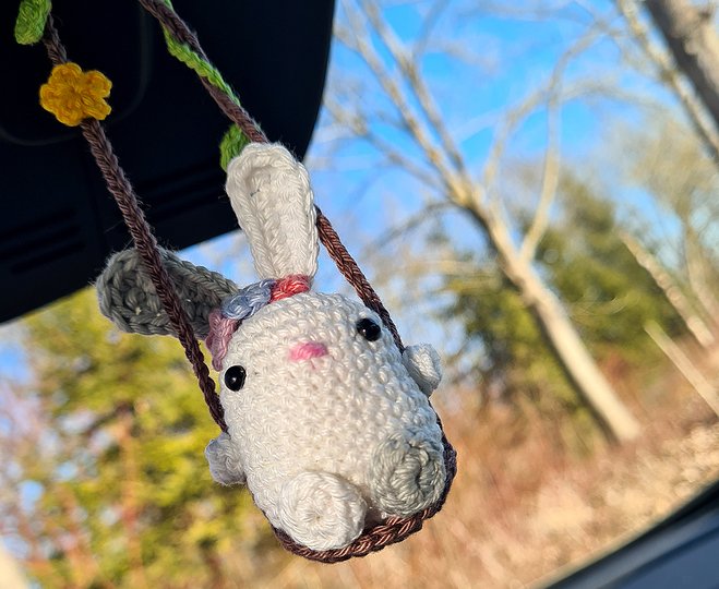 Häschen auf Schaukel - Osterdeko, Rückspiegel-Anhänger Auto