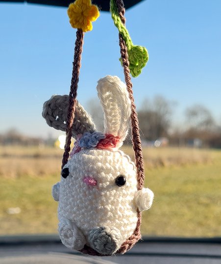 Häschen auf Schaukel - Osterdeko, Rückspiegel-Anhänger Auto