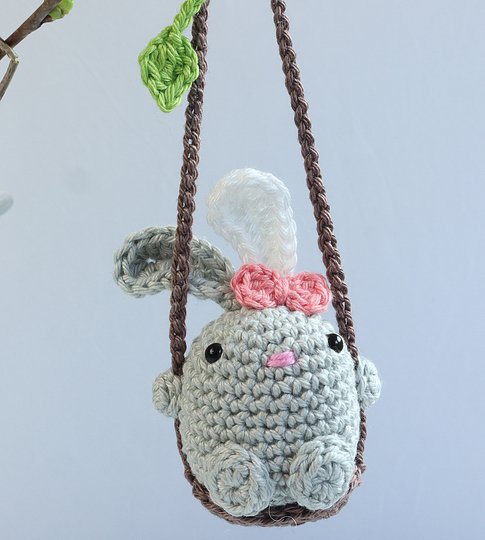 Häschen auf Schaukel - Osterdeko, Rückspiegel-Anhänger Auto