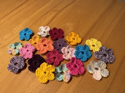 Blume mit 5 Blütenblättern als Verzierung oder zur Deko ca. 3 cm (schnell)