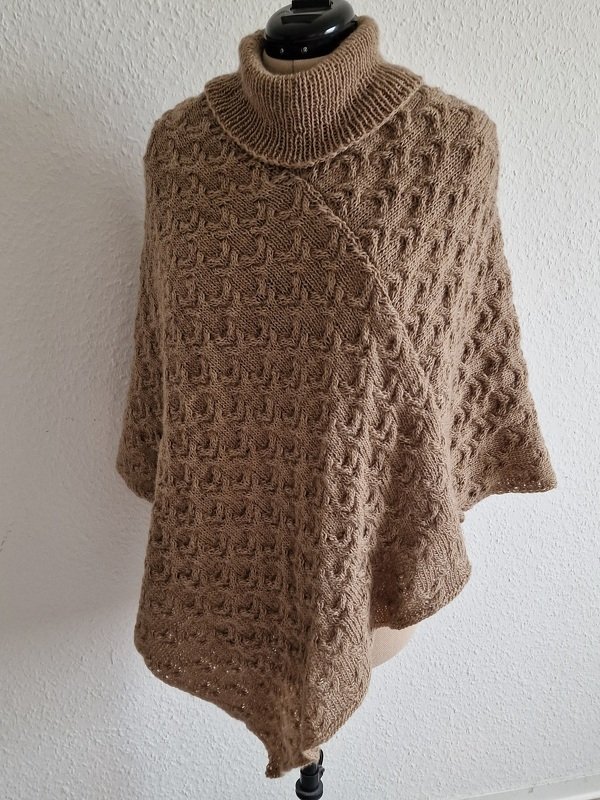 Gestrickter Damenponcho in Beige mit Rollkragen und markantem Strukturmuster