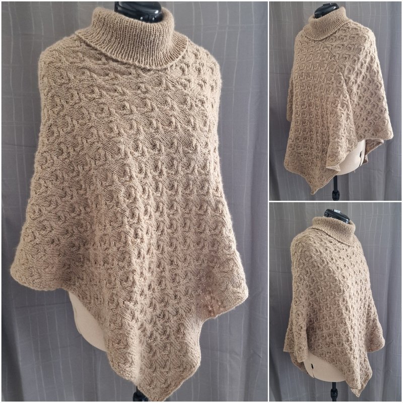 Beigefarbener Strickponcho mit hohem Rollkragen und Strukturmuster auf Schaufensterpuppe