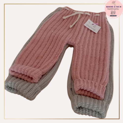 Zwei gehäkelte Babyhosen, rosa und grau, mit Rippenmuster und Kordelzug am Bund.
