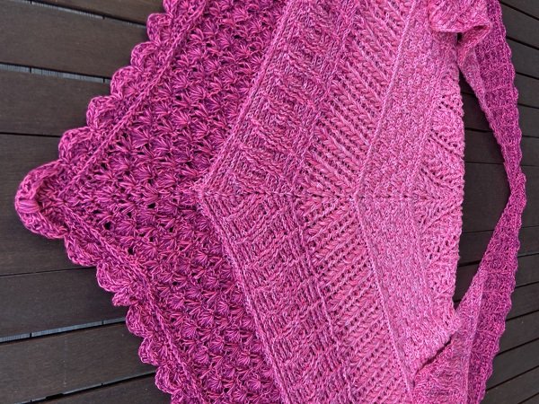 Gehäkeltes Dreieckstuch mit strukturierter Musterung und Muschelrand in Pink