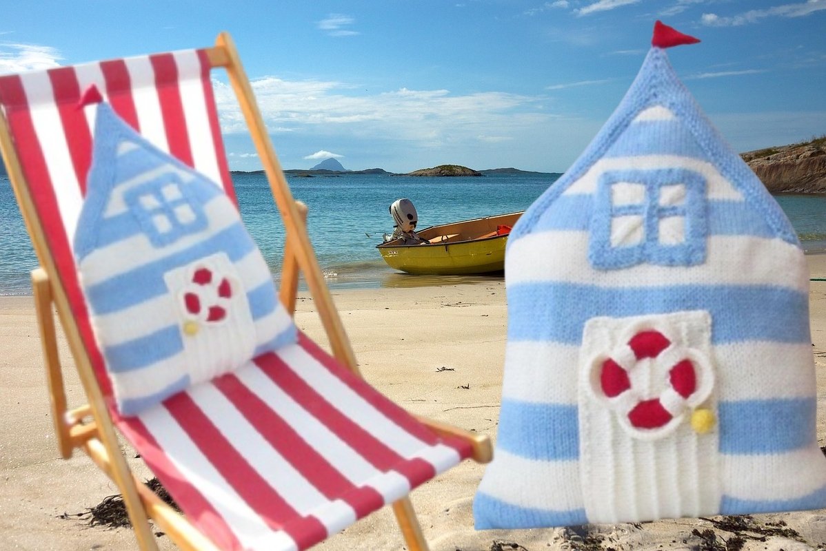 TeaCosyFolk's Beach Hut Cushion Knitting Pattern