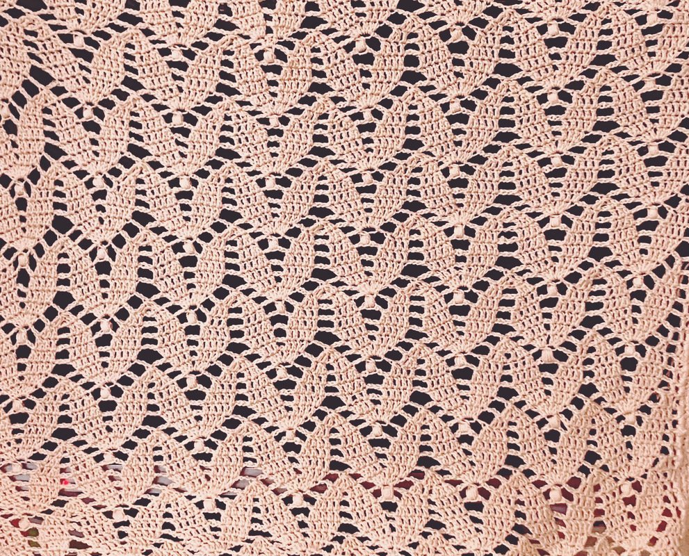 Häkelspitze mit wiederholtem Blattmuster in rosé, Nahaufnahme