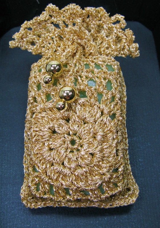 Goldfarbenes gehäkeltes Säckchen mit Blumenmotiv und Kordelzug