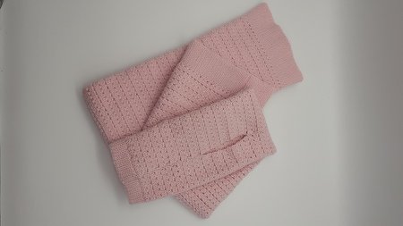 Zwei flachgelegte rosa gehäkelte Beinstulpen mit Ajourmuster und breitem Bündchen