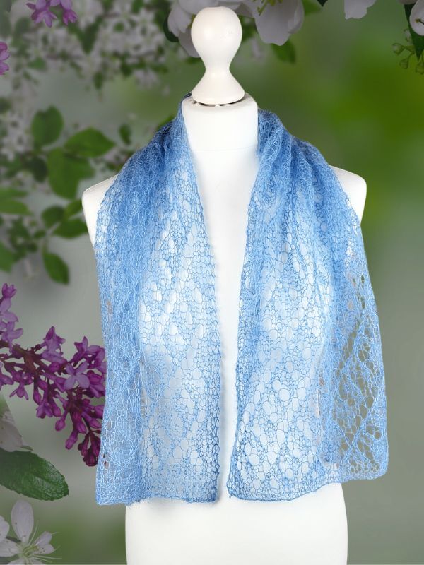 Hellblaue Ajour-Stola, schmal und offen gestrickt, drapiert an Schaufensterpuppe