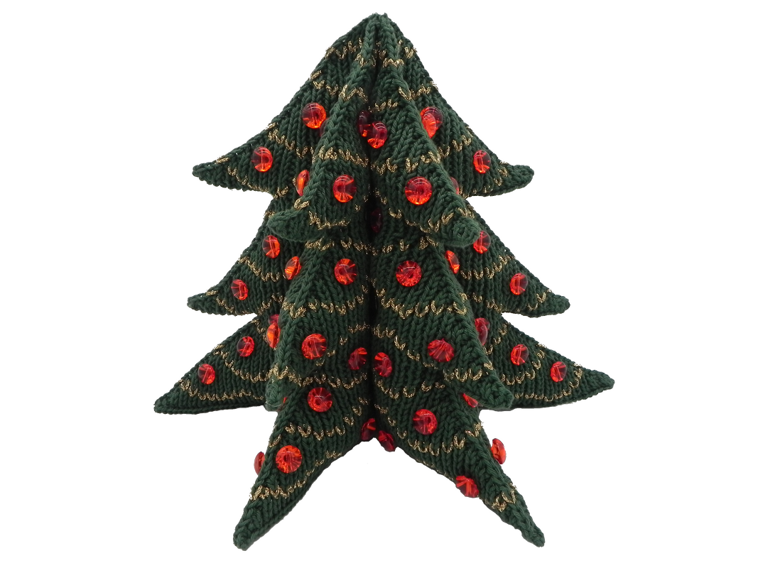 Gestrickter dunkelgrüner Weihnachtsbaum mit goldenen Zierfäden und roten Perlen, freigestellt.