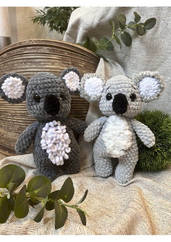 Zwei gehäkelte Koalas nebeneinander zum Vergleich von Form und Farbe
