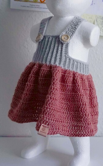 Häkelanleitung für ein entzückendes Baby-Trägerkleid (0-3 Monate)