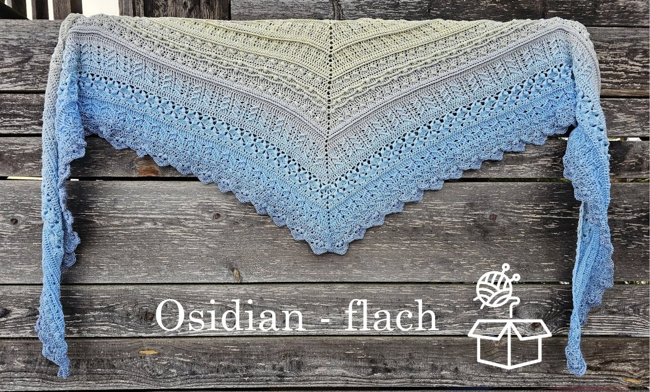 Gehäkeltes Dreieckstuch in Grau und Blau mit Spitzenkante auf einer Holzbank drapiert