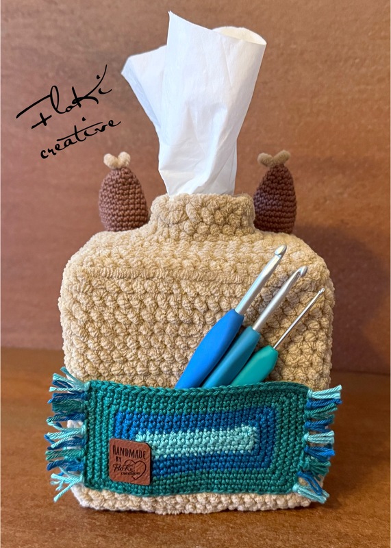 Beige Taschentuchbox-Hülle gehäkelt mit aufgesetzter türkis-blauer Tasche, Fransen und drei Häkelnadeln