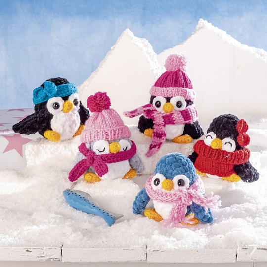 Pinguine geh&auml;kelt mit gestrickten Schals und M&uuml;tzen