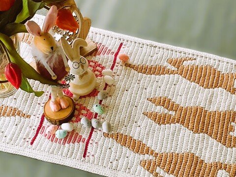 Häkelanleitung für einen Hasen Mosaik Tischläufer passend für Ostern