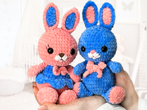 Amigurumi Häschen. Häkelanleitung. Zwei gehäkelte Häschen. PDF-Tutorial.