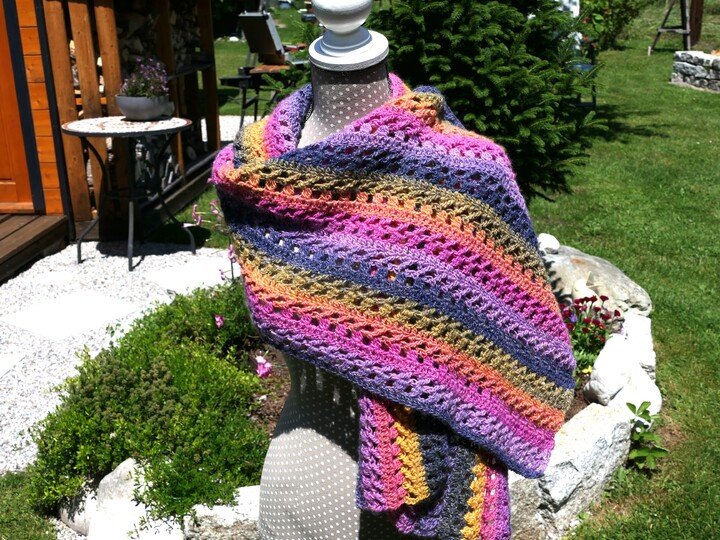 Anleitung für das Schultertuch Cottage Garden mit nur einem Bobbel gehäkelt