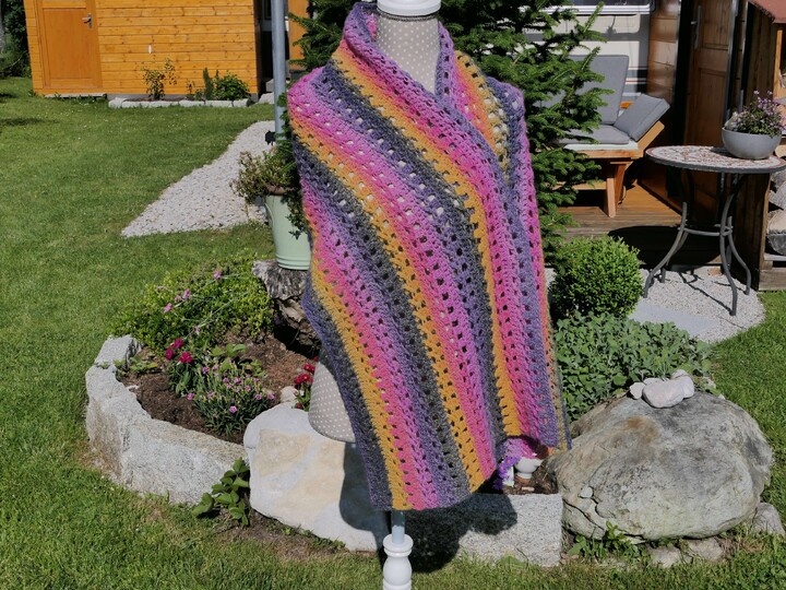 Anleitung für das Schultertuch Cottage Garden mit nur einem Bobbel gehäkelt