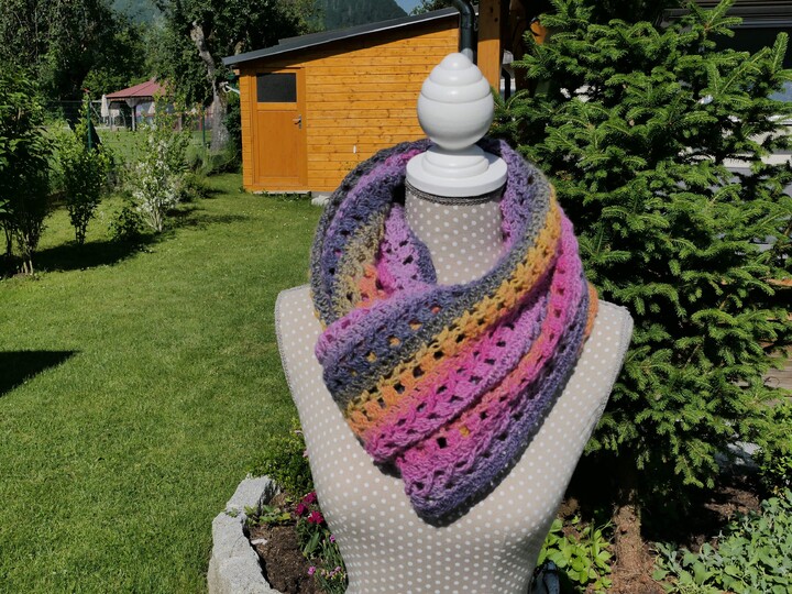 Anleitung für das Schultertuch Cottage Garden mit nur einem Bobbel gehäkelt