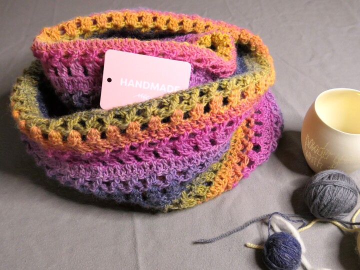 Anleitung für das Schultertuch Cottage Garden mit nur einem Bobbel gehäkelt