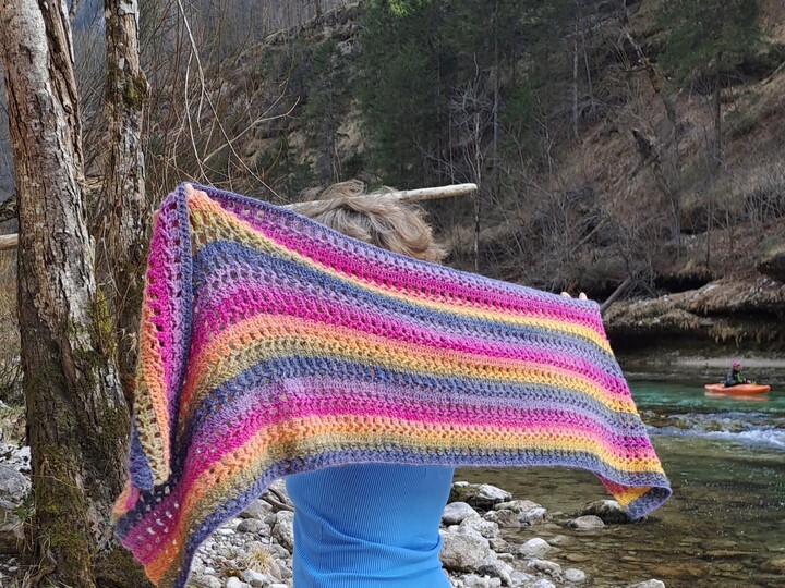 Anleitung für das Schultertuch Cottage Garden mit nur einem Bobbel gehäkelt