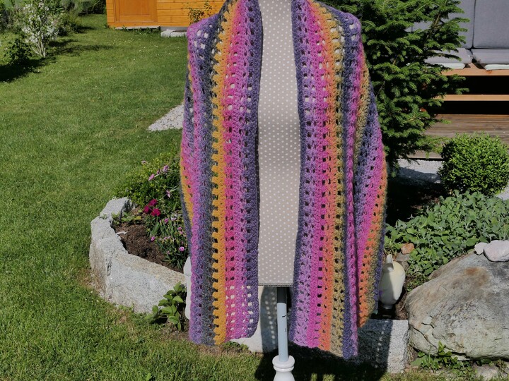 Anleitung für das Schultertuch Cottage Garden mit nur einem Bobbel gehäkelt