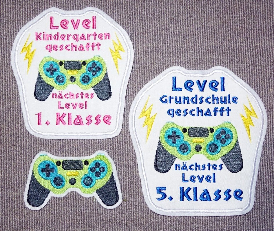 Zwei bestickte Einschulungs-Aufnäher mit Game-Controller, Blitzsymbolen und Texten für 1. und 5. Klasse plus kleiner Controller-Aufnäher