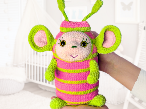 Amigurumi-Alien. Gehäkeltes Plüschtier. Häkelanleitung PDF.