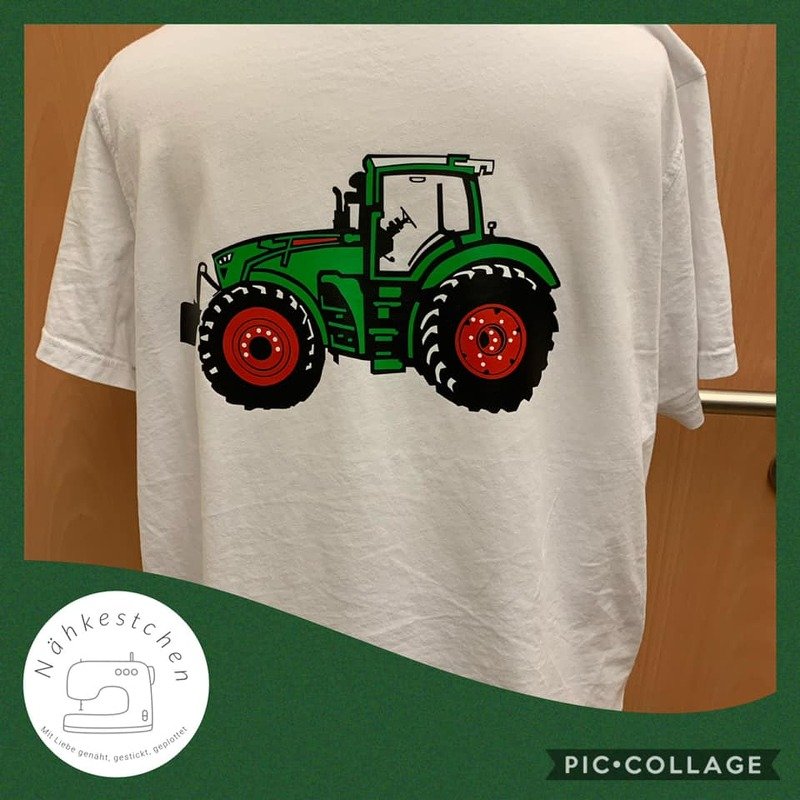 Weißes T‑Shirt mit großem grün-rotem Traktor-Plot in flachem Grafikstil