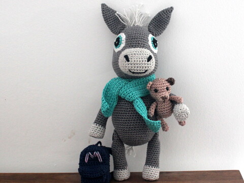 Esel häkeln – Manolo mit Schal und Rucksack, ca. 30 cm (DE & EN)