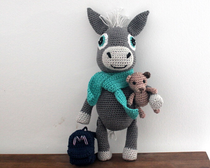 Esel häkeln – Manolo mit Schal und Rucksack, ca. 30 cm (DE & EN)